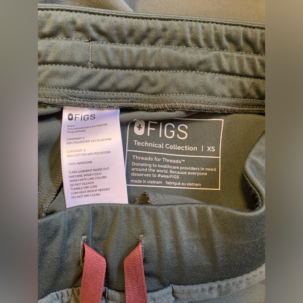 Figs scrub set (Bonsai) XS button top and jogger bottoms